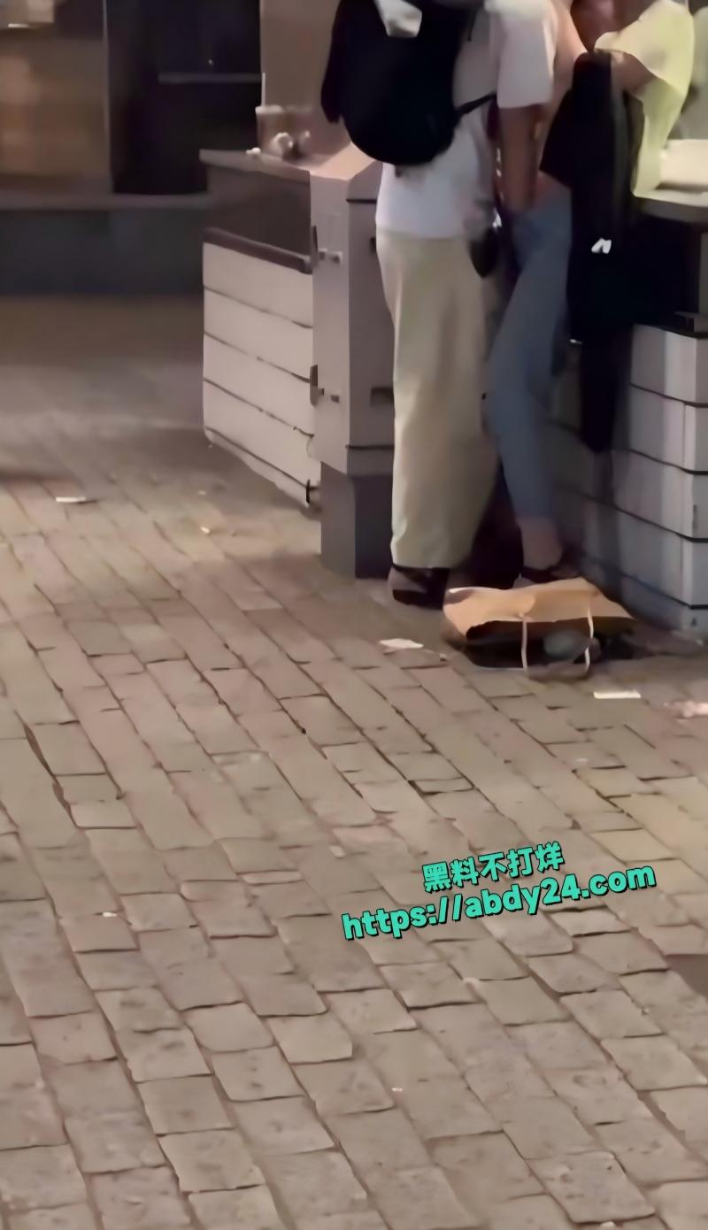 日本涩谷街头小情侣当街热吻2