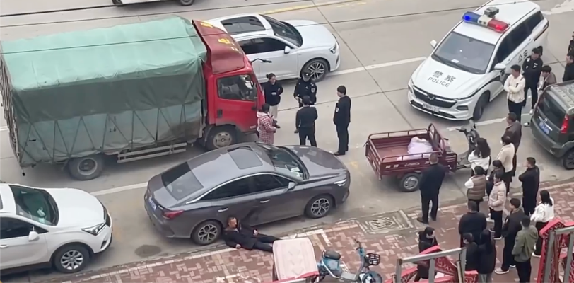 商丘宁陵 两男子当街互殴对全，不料两拳下去满脸是血 一人倒地生死难料