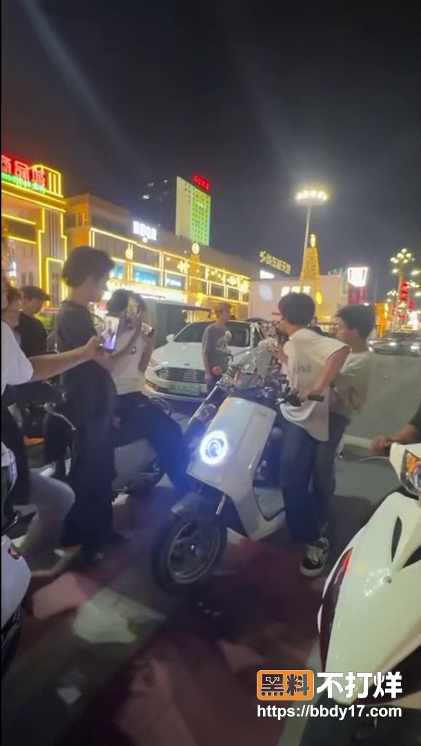 精神小伙持刀2