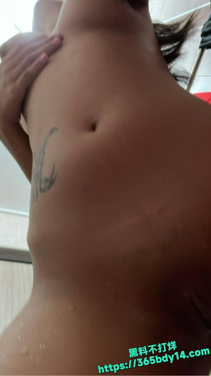 兄弟女友深喉口交挑逗 28.