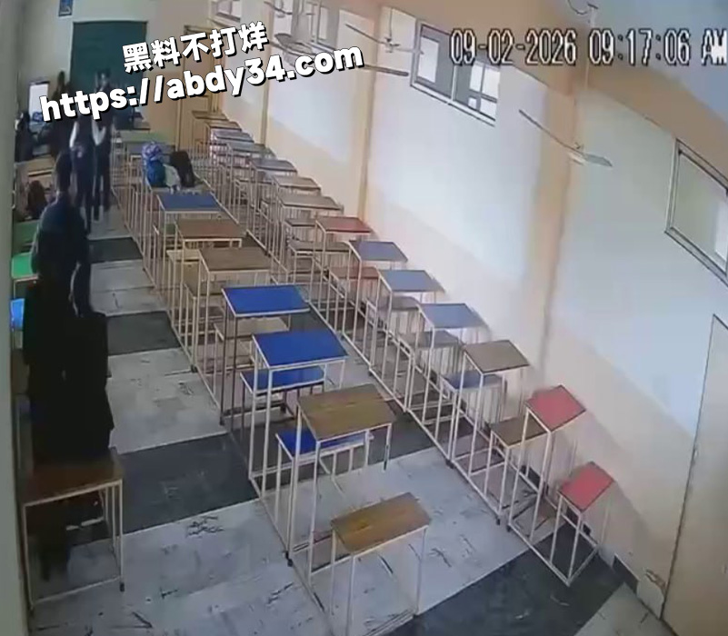 印度一男大学生跟女同学.jpg3