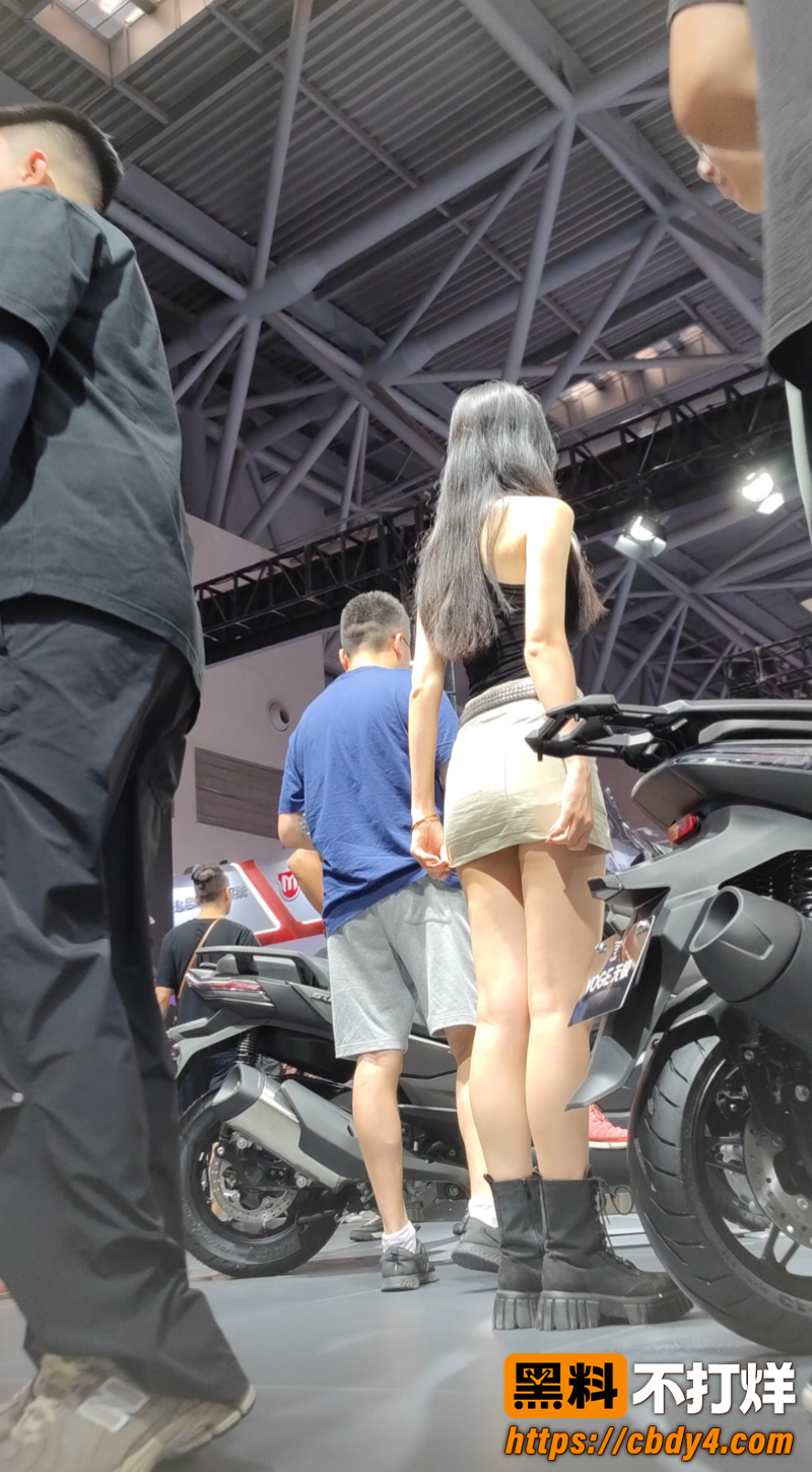 摩托车展上的性感外国车模 1