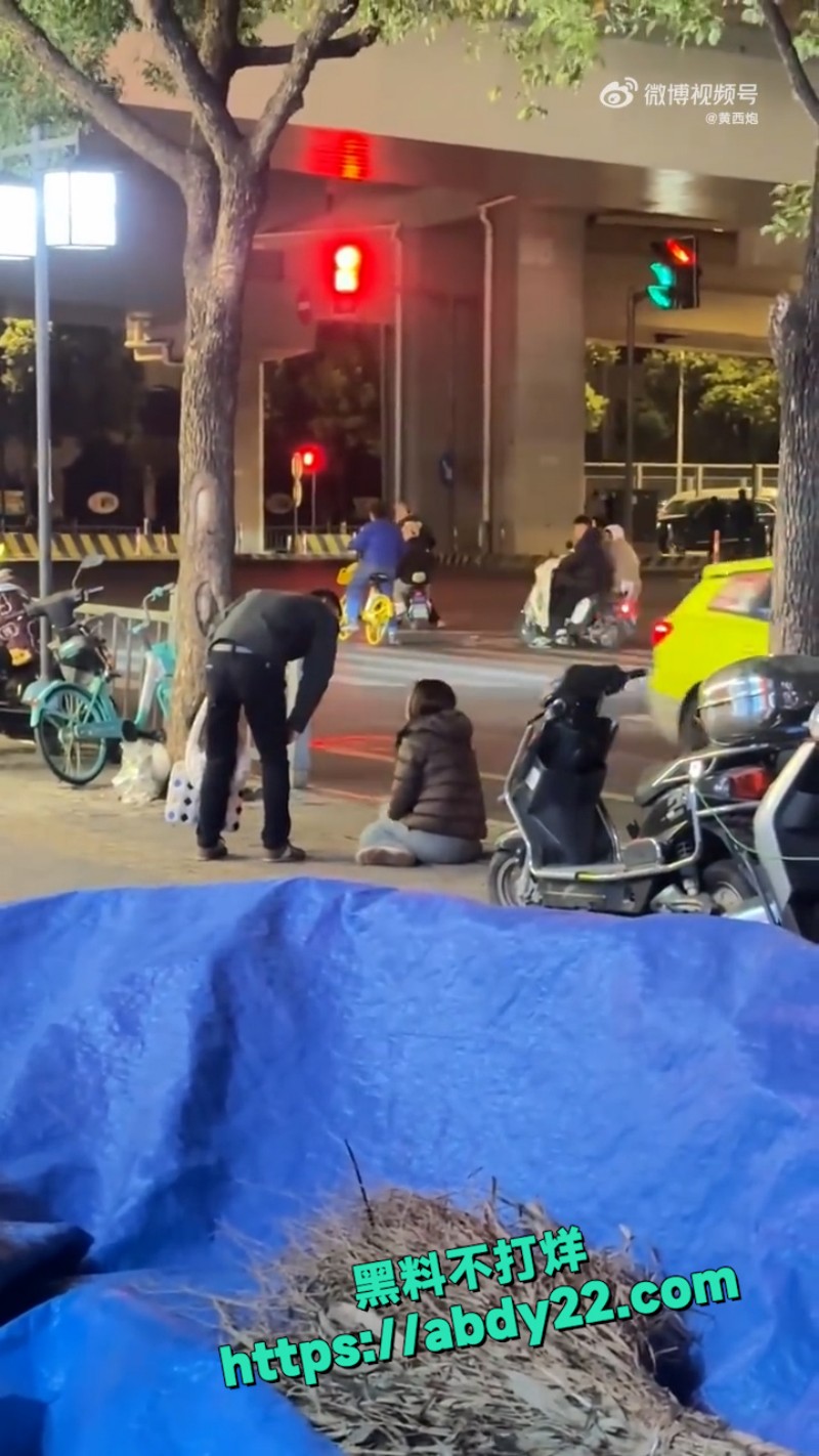 跨年男友没有安排集美在街头崩溃大哭 3