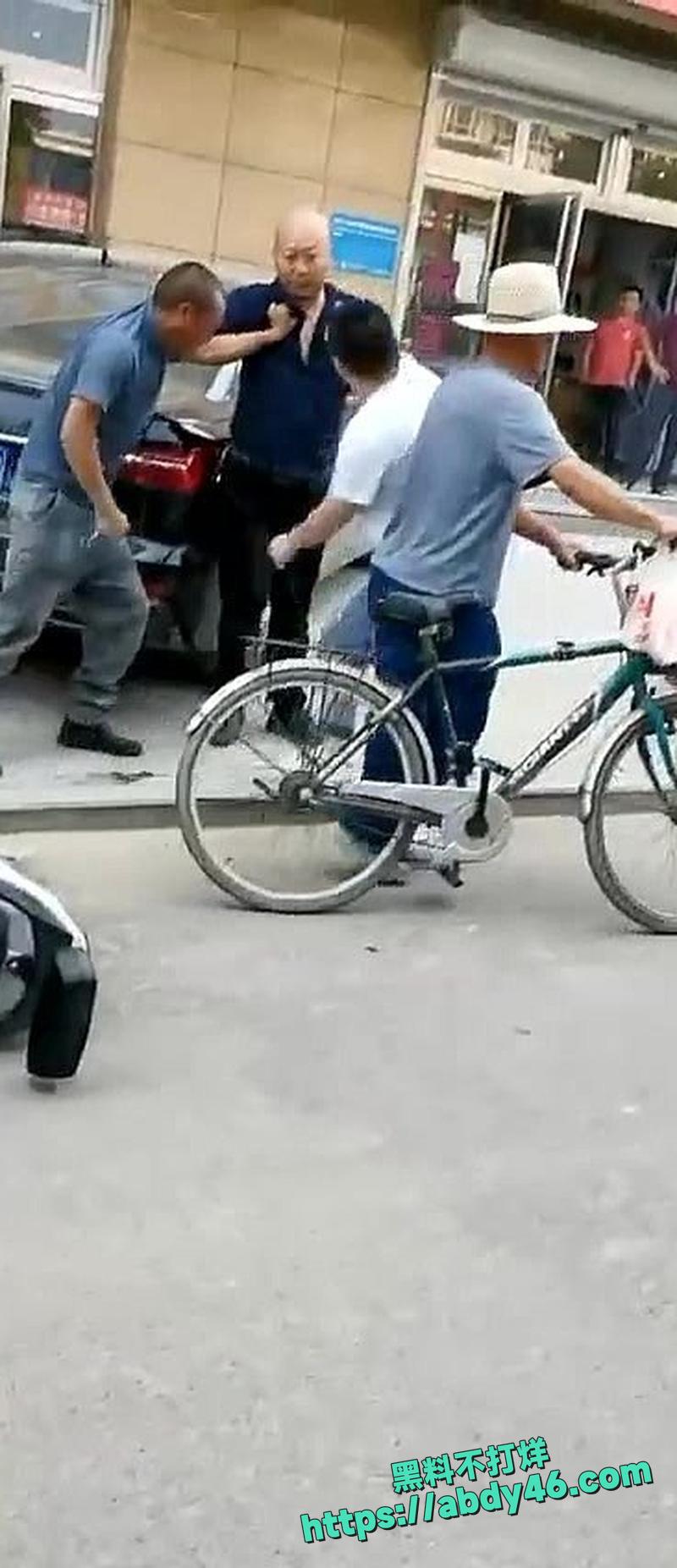 光头男路怒症街头打架08
