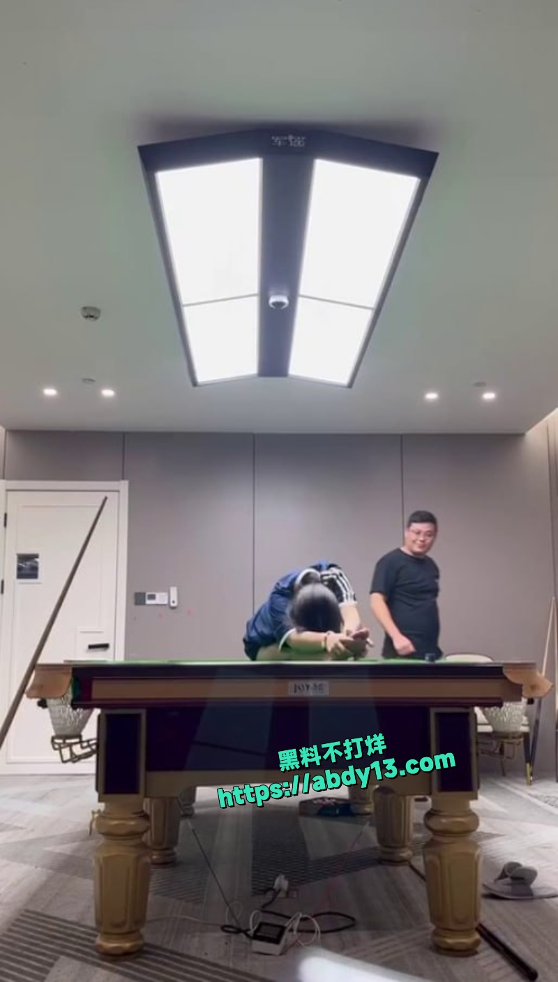 巨乳私教包厢台球桌上脱衣热舞 6