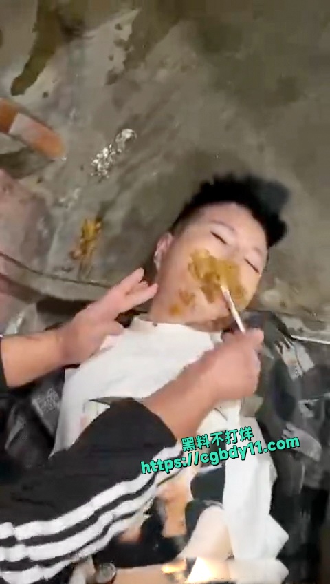 精神小伙小妹组团深夜公共女厕所挖大便吃2