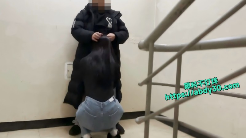 蜜桃臀韩妹穿牛仔裤逛超市4