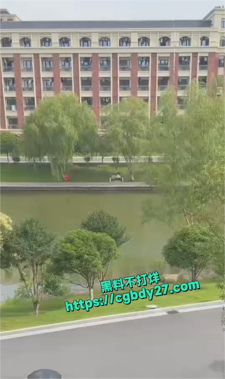 大学情侣校园长椅激情4