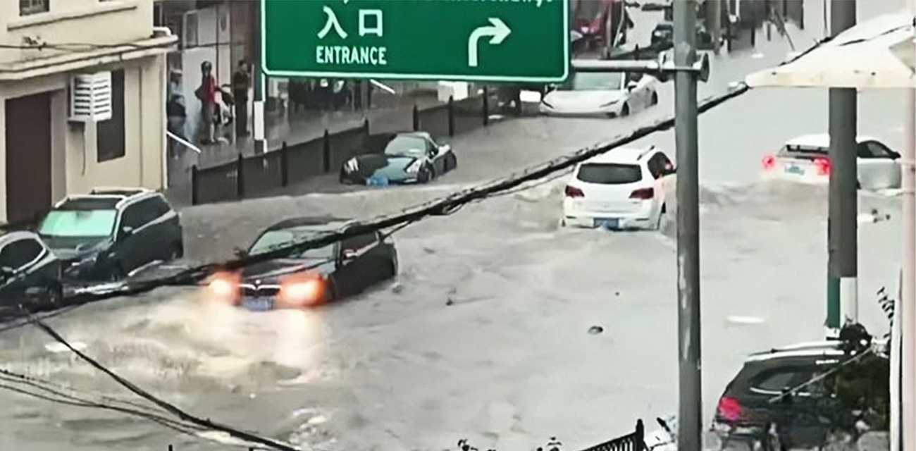 上海瞬间变成一片汪洋 街上汽车全泡水交通彻底瘫痪 强降雨内涝太吓人