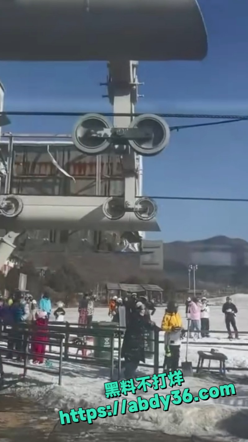 辽宁某滑雪场突发缆车失控 3
