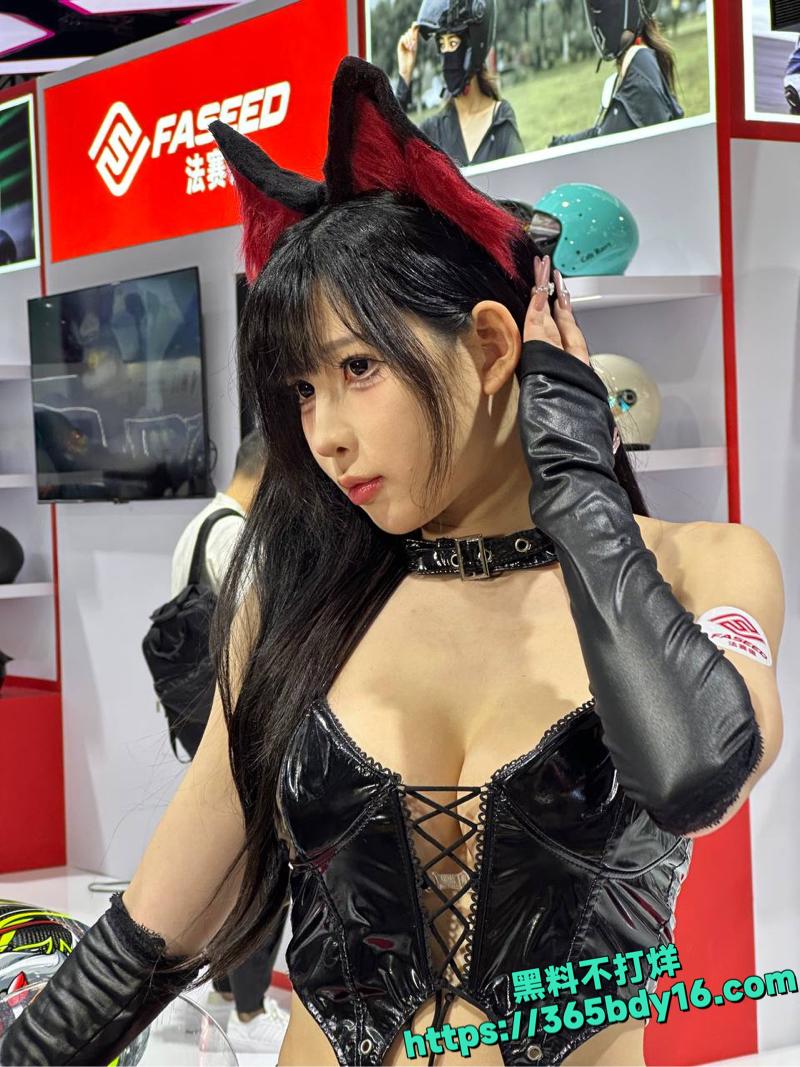 摩托展主办方请鸡当模特30.