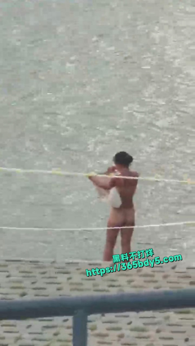 这么多人就开始裸泳了2