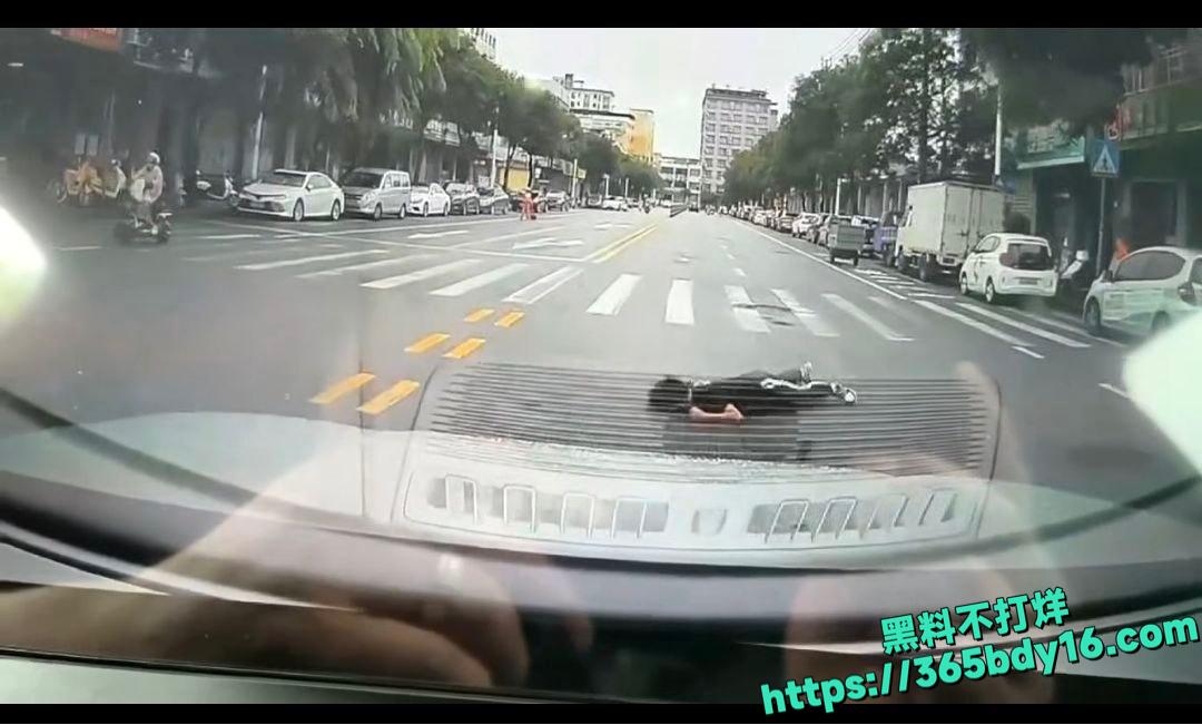精神小伙骑电动车不戴头盔2.
