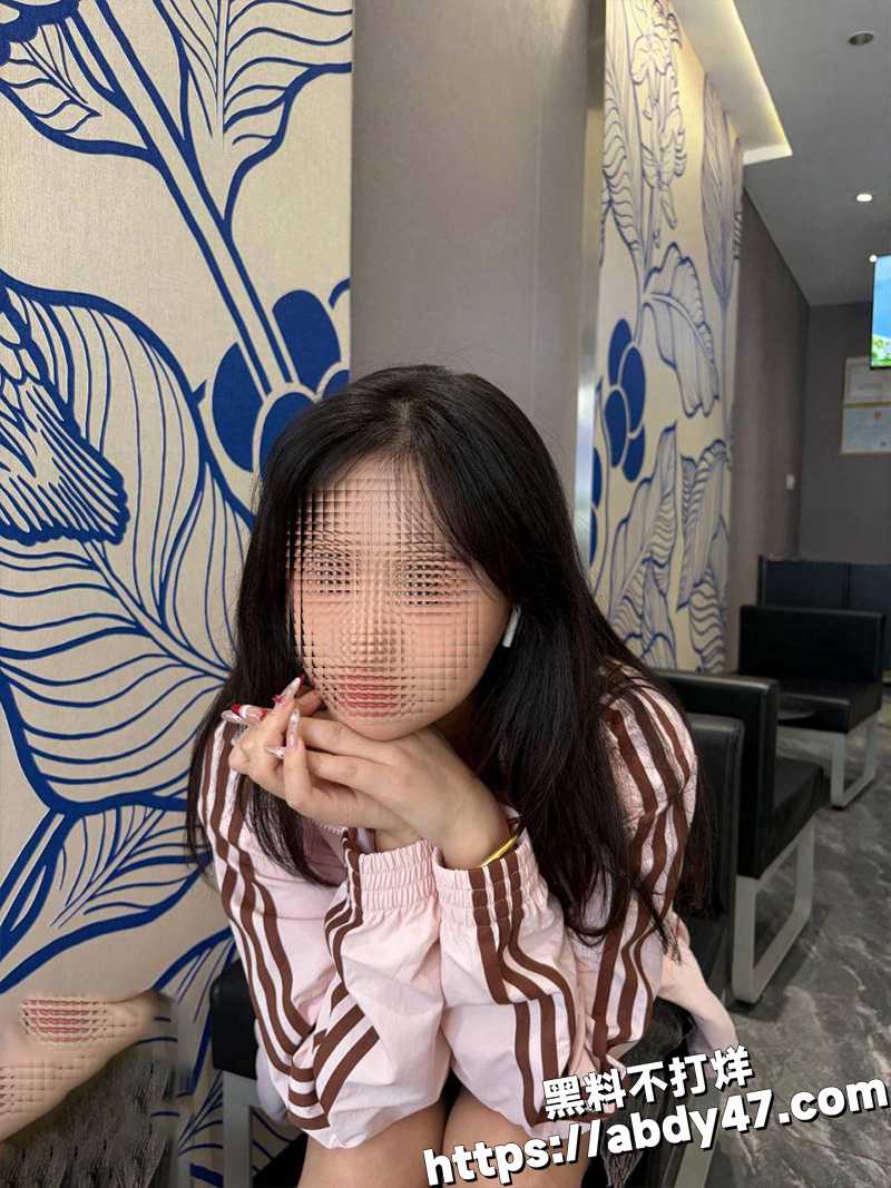 无套抽插堂姐的白虎小骚穴.jpg3