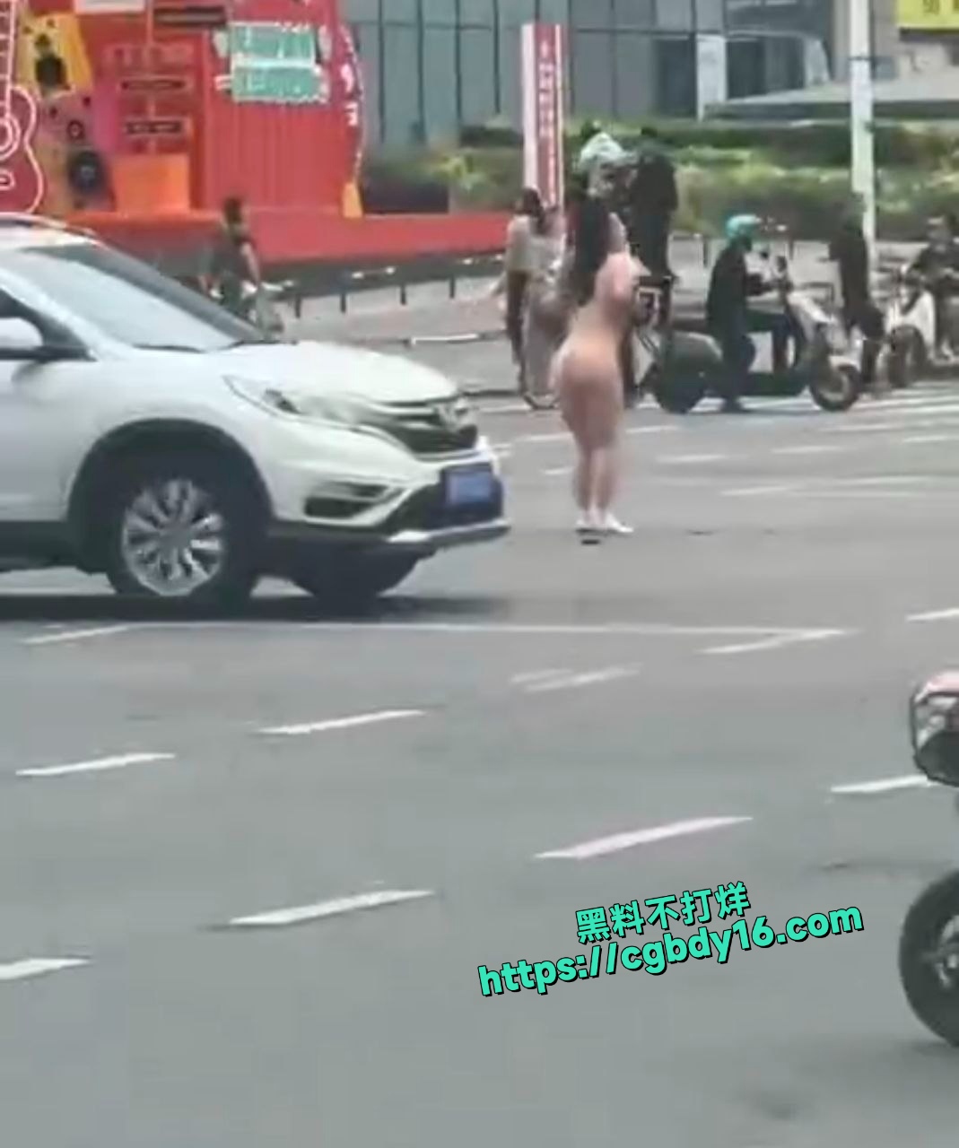 裸女超市门口玩漏出4