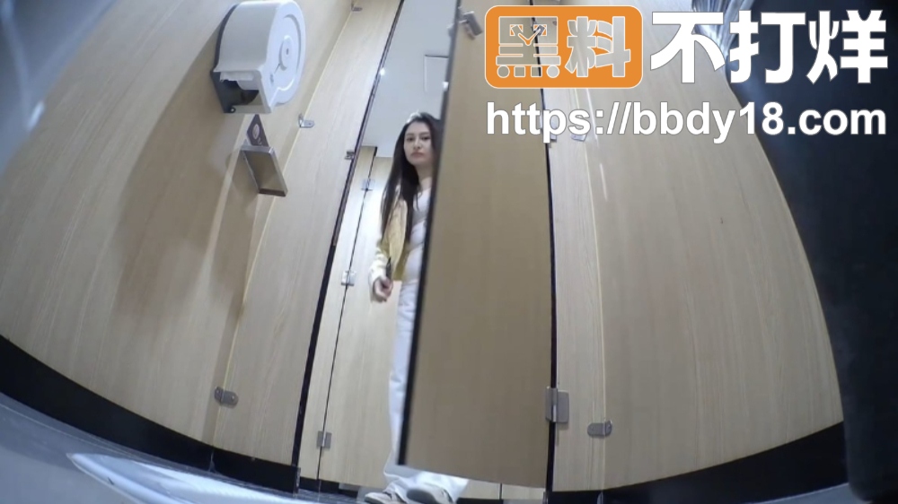 商场卫生间偷拍美女上厕所2