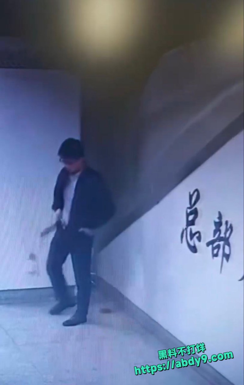 南宁总部基地地铁男子随地大小便 7