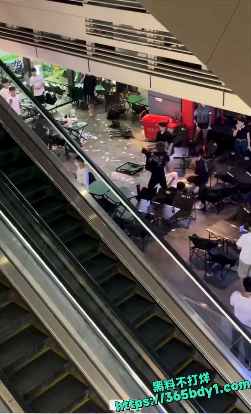 广东汕头多名精神小伙街头互殴5