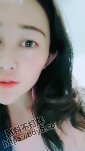 美女主播为你偷拍抄底.jpg