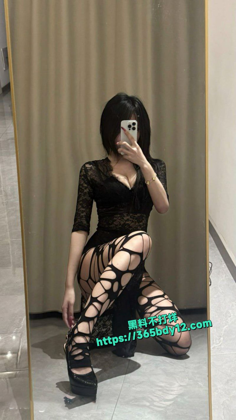 反差骚女爱穿情趣黑丝被渣男调教啪啪反差视图流出1