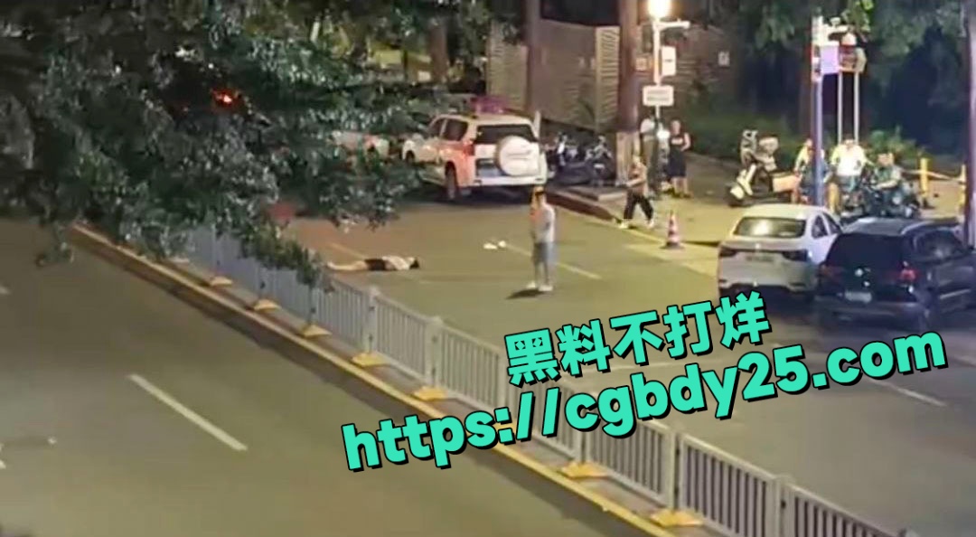 闹分手女子直接躺马路中间男子扬长而去1
