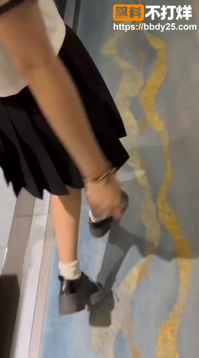 素人嫩妹被操到见红 4