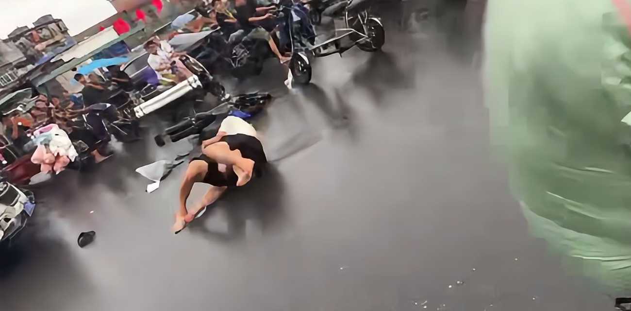 广州中大 雨天街头打架事件 两人在积水里扭打 情绪激动完全停不下来