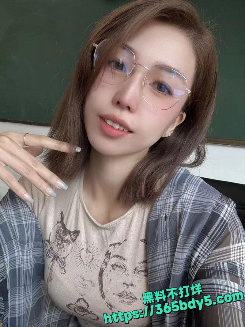 李璐瑶居家不雅裸聊视频泄密 17