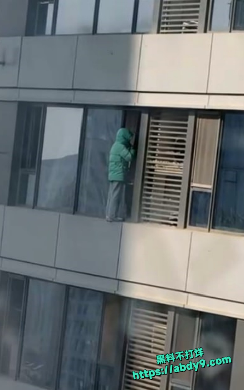 河北绿色外套少年高楼一跃坠亡全程2