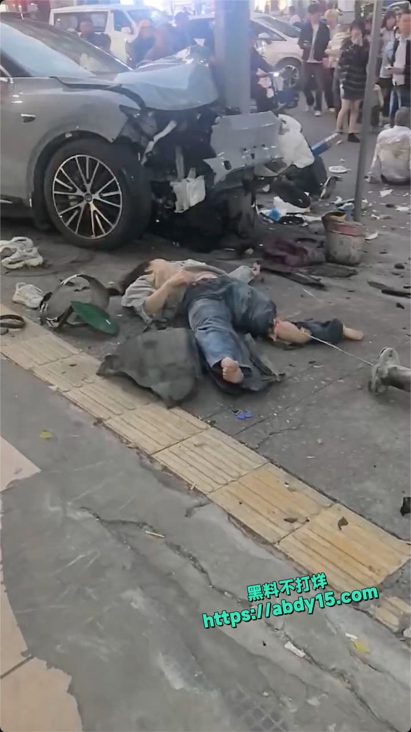 广州花都龙珠路杏林花园车祸 3