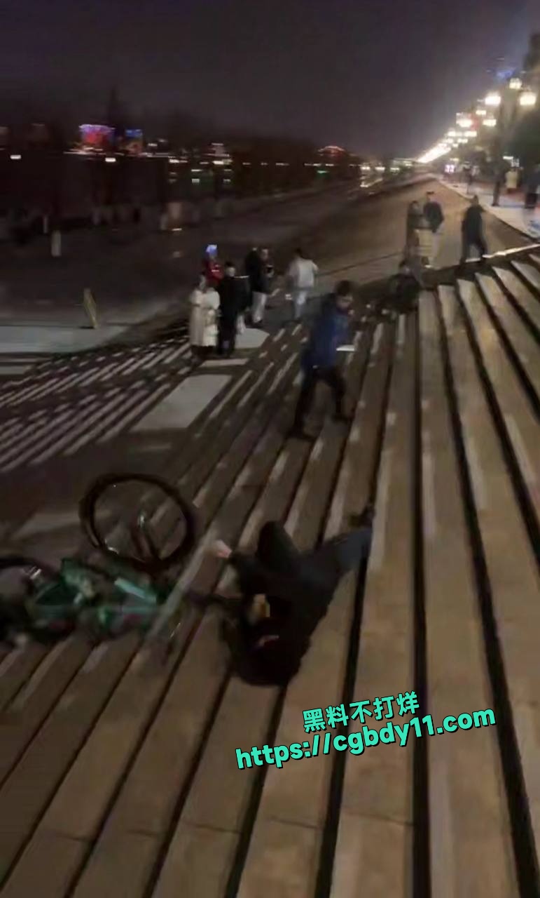 躺在地上准备拍照片呢，没想到直接被撞4