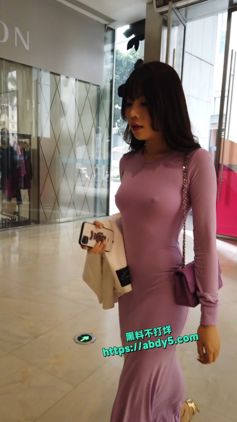 秀人网极品模特徐莉芝Booty街拍作品紫色丝裙真空凸点 7