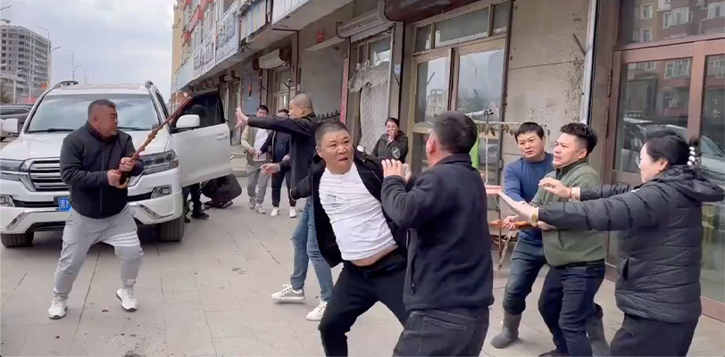 辽宁朝阳 黑社会群殴打架 当街持刀杀人 白刀子进红刀子出 场面混乱可怕
