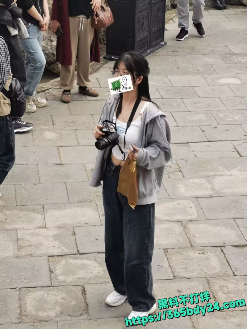 大学张爱佳口交私拍2