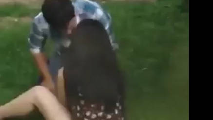 户外大冒险激情时刻 真空裙子女子躺草坪让男友口交 随时随地野战太刺激