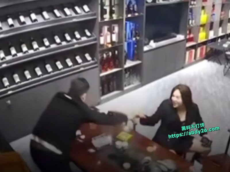 店里偷情被原配抓奸1