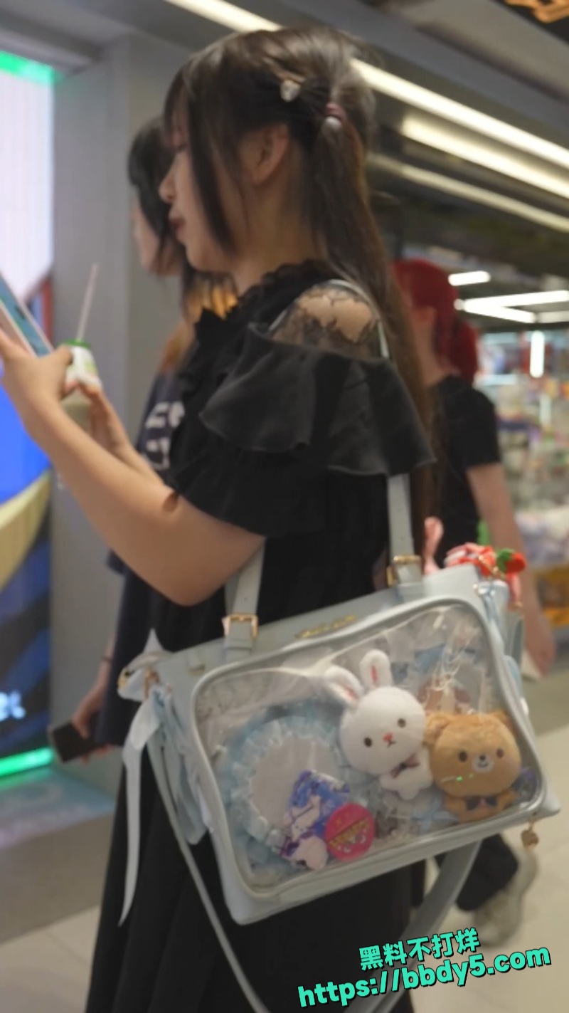 街拍抄底高颜值黑裙双马尾6