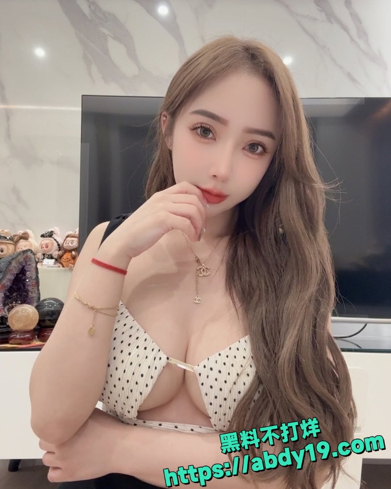 巨乳少妇妍妍早期自拍 6