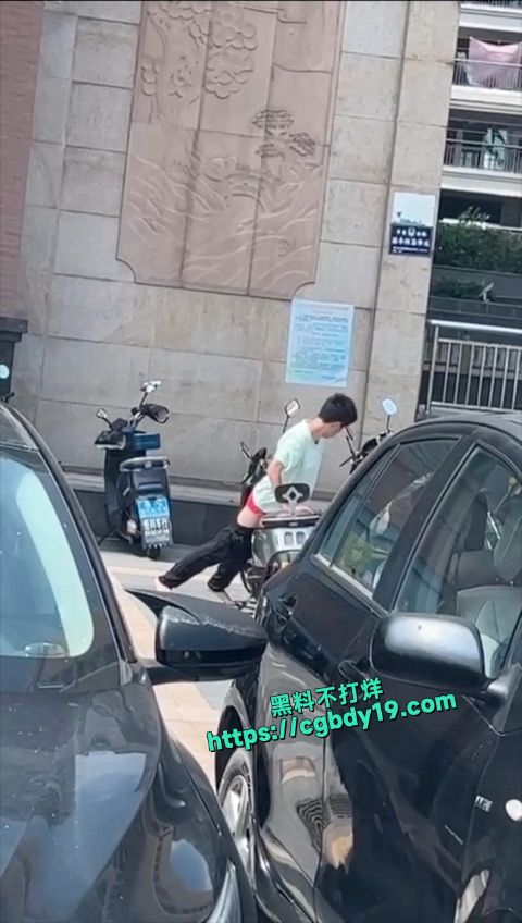 车主是个女的，刚下车，车就让人给日了2