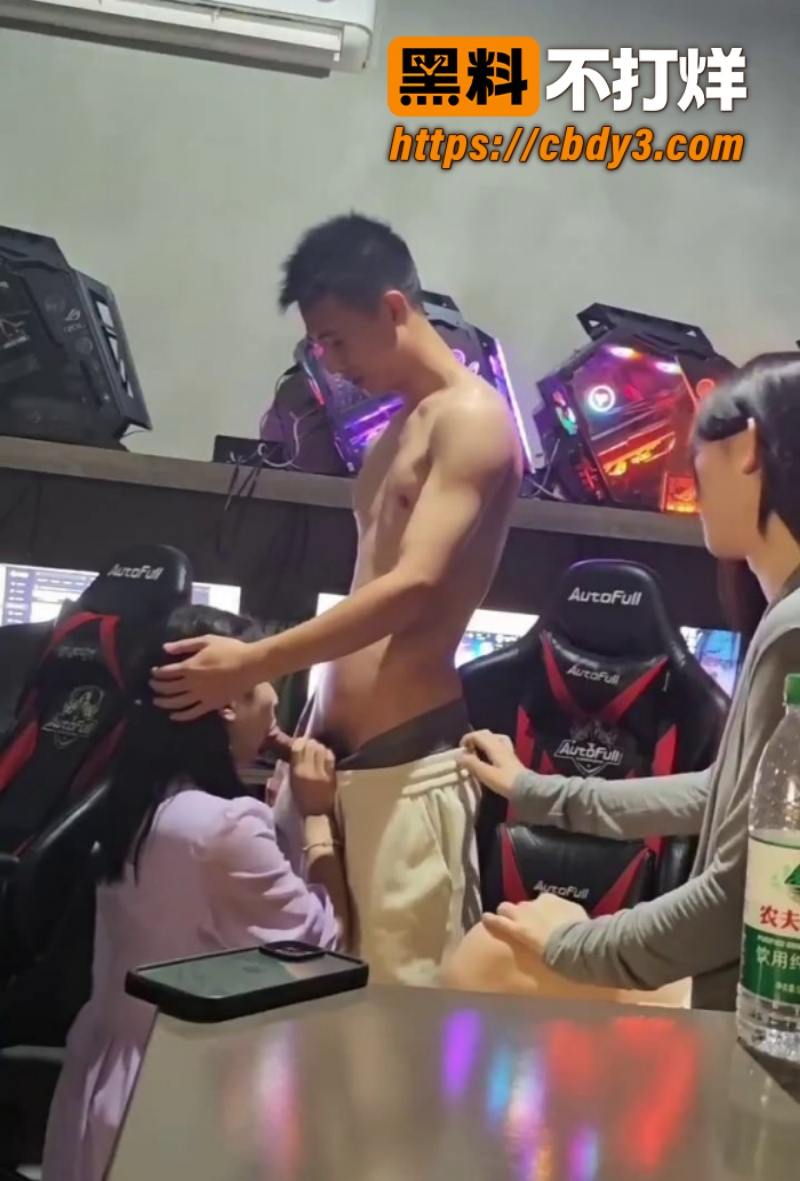 两姐妹为了能吃上这根粗大坚挺的大鸡巴 5
