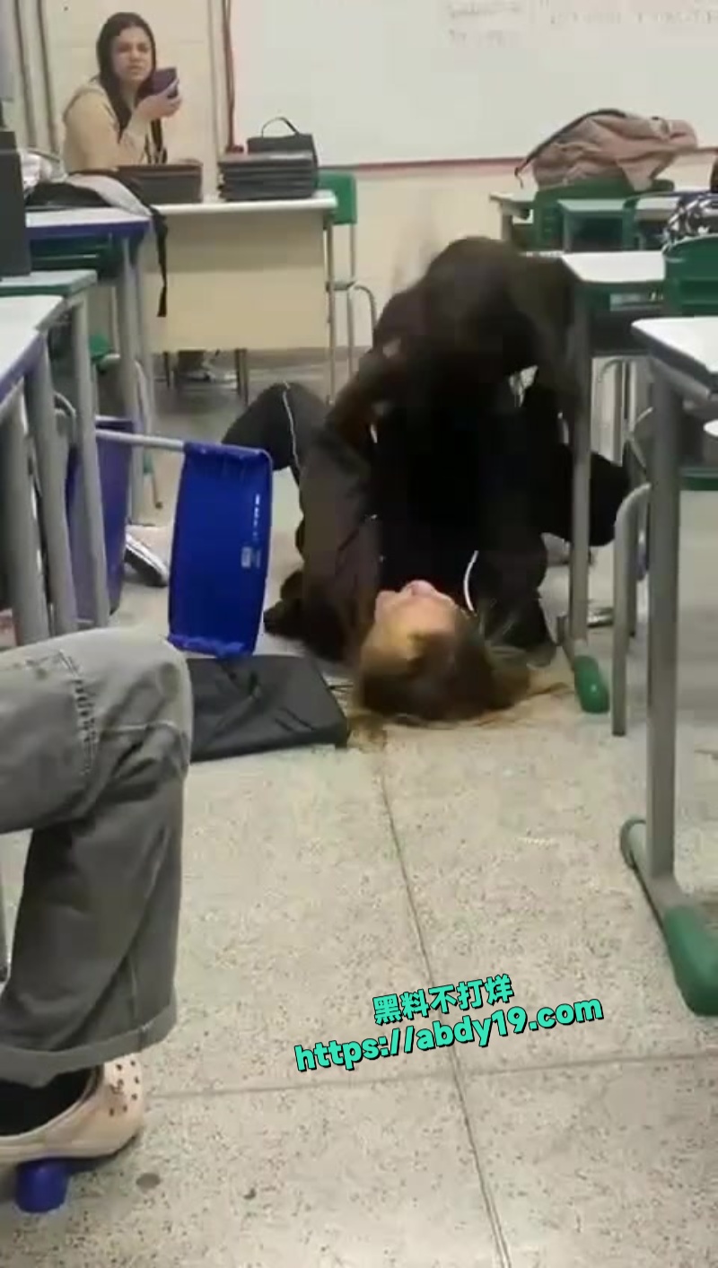 外国女生课堂打架视频在网络疯传 5