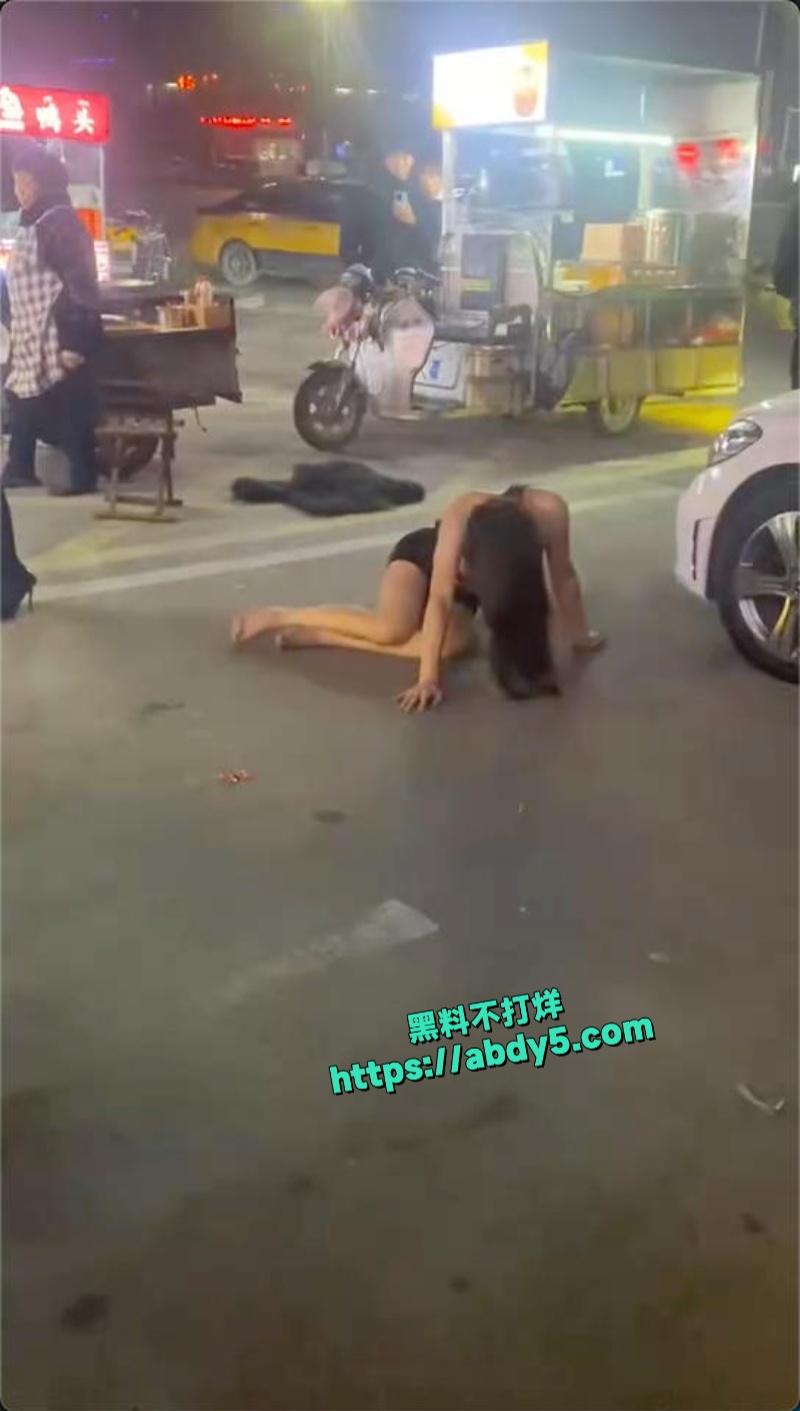 毫州街头女子和老太太厮打 7
