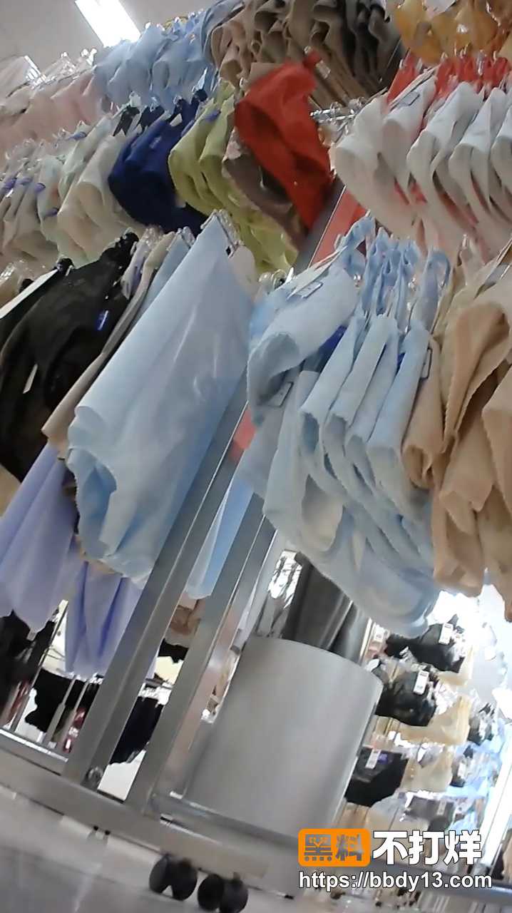 试衣间偷拍美女换衣21