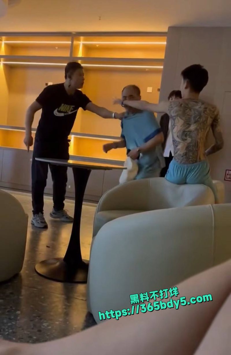 秃顶哥拿走内裤3