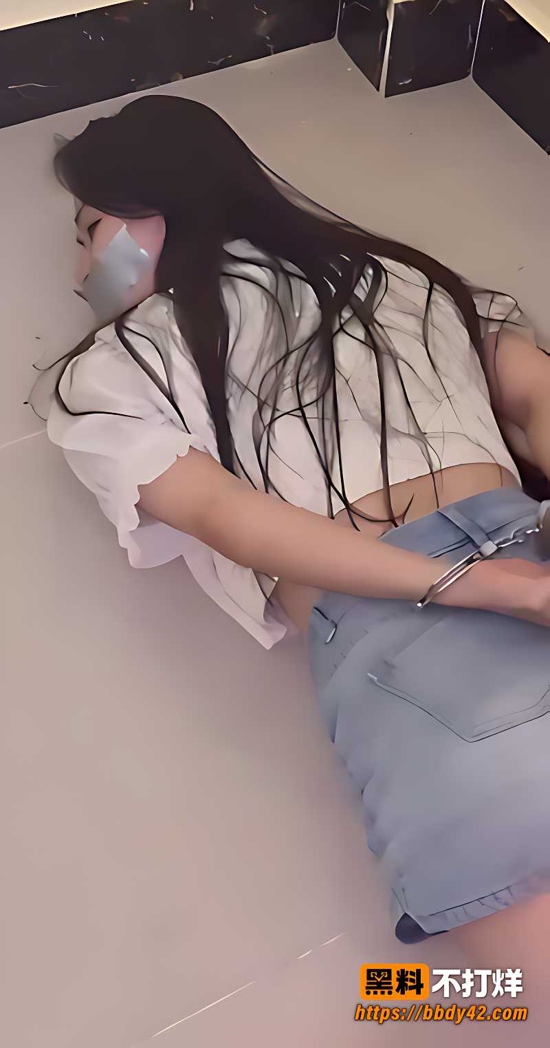 灰色胶带封住嘴巴