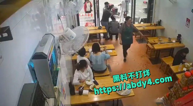 小仙女面馆一人独占两凳态度嚣张被男子及父亲当场暴打  1