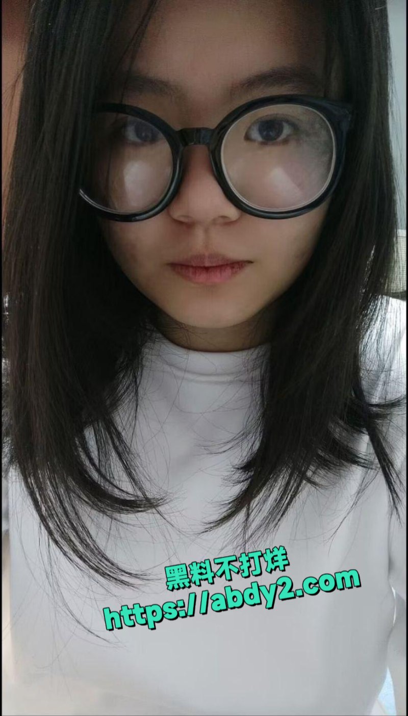 苏州刚上大一微胖学生妹周柯
