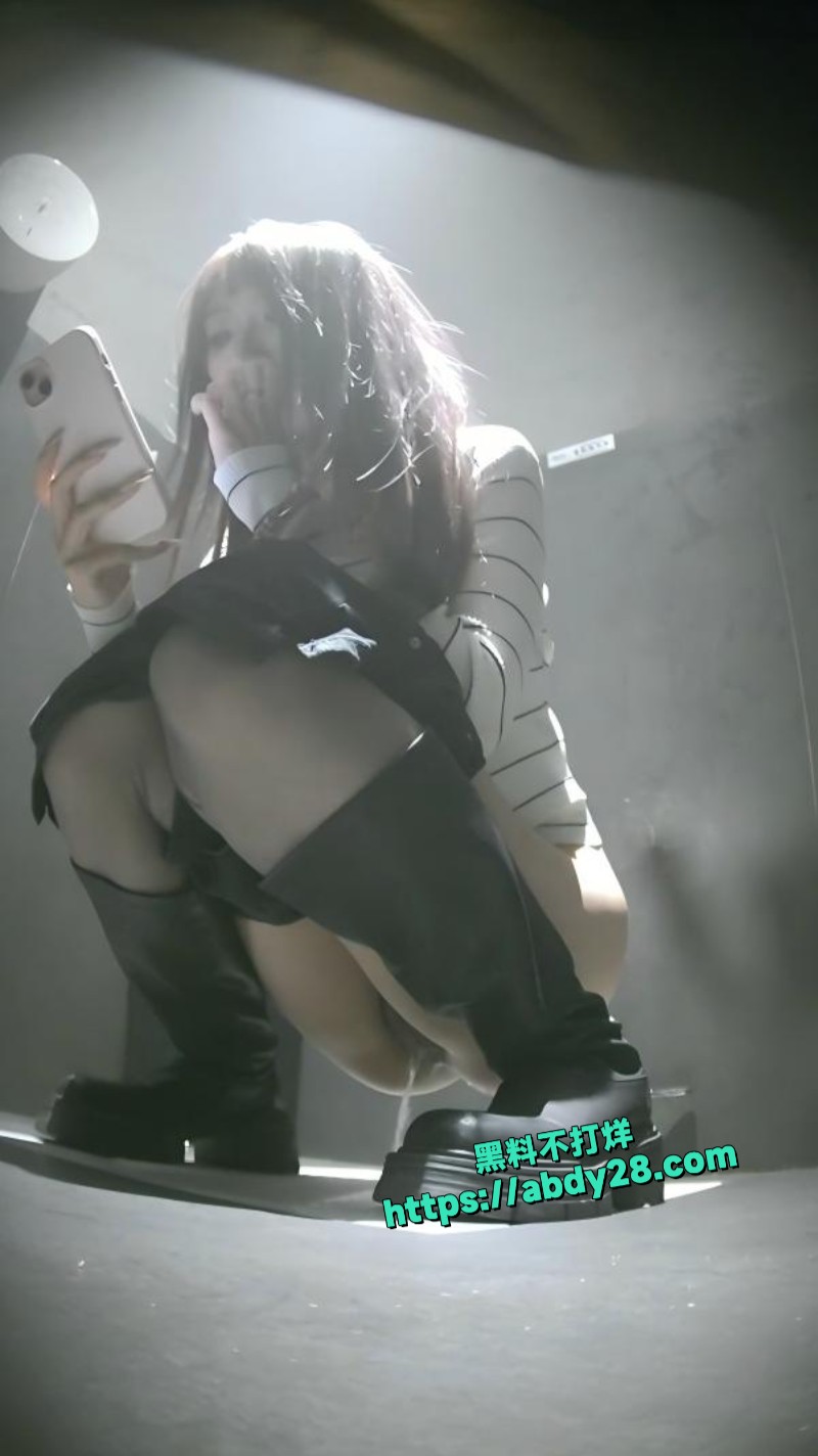 最新酒吧女厕所偷怕1