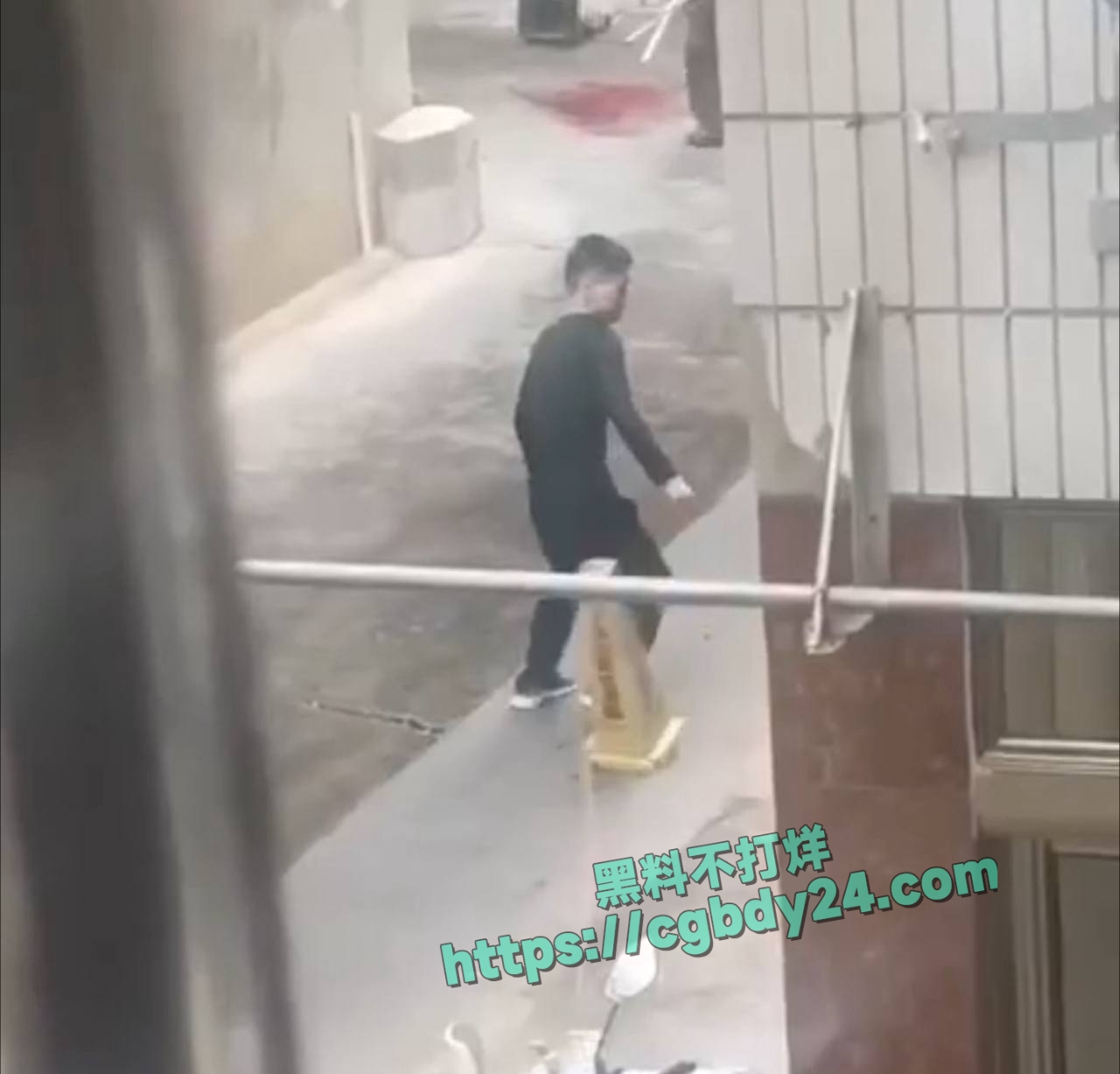 云南玉溪红塔区东风广场旁发生持刀砍人事件4
