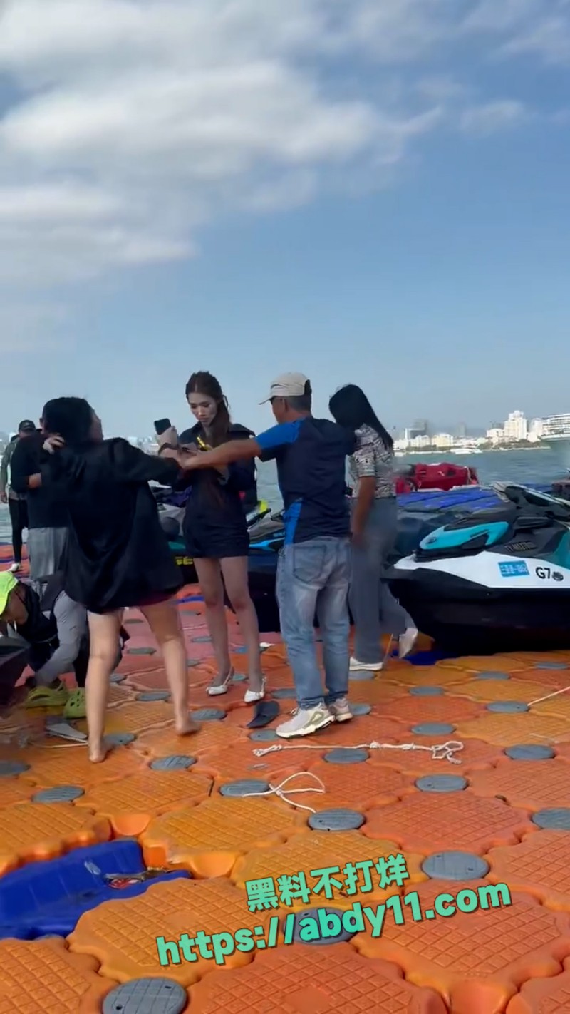 海南三亚钟情会所海边女人打架 5